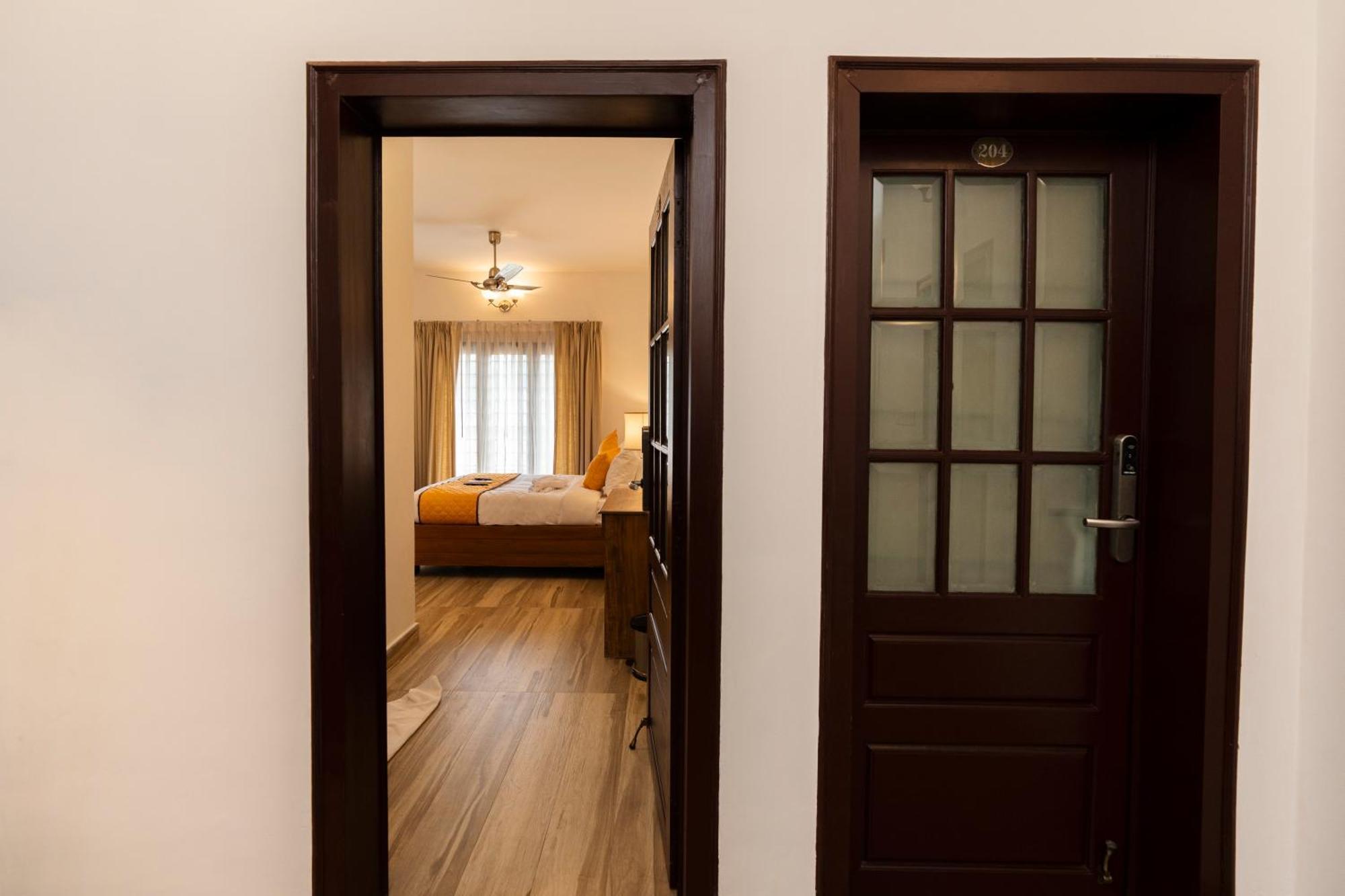 Solo Inn By Hawk Hospitality Kochi Esterno foto