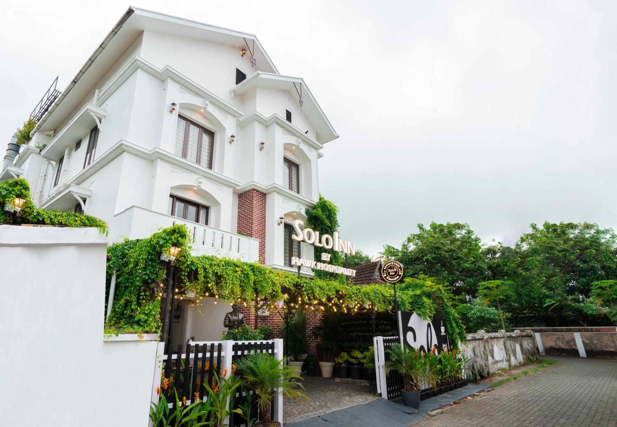 Solo Inn By Hawk Hospitality Kochi Esterno foto