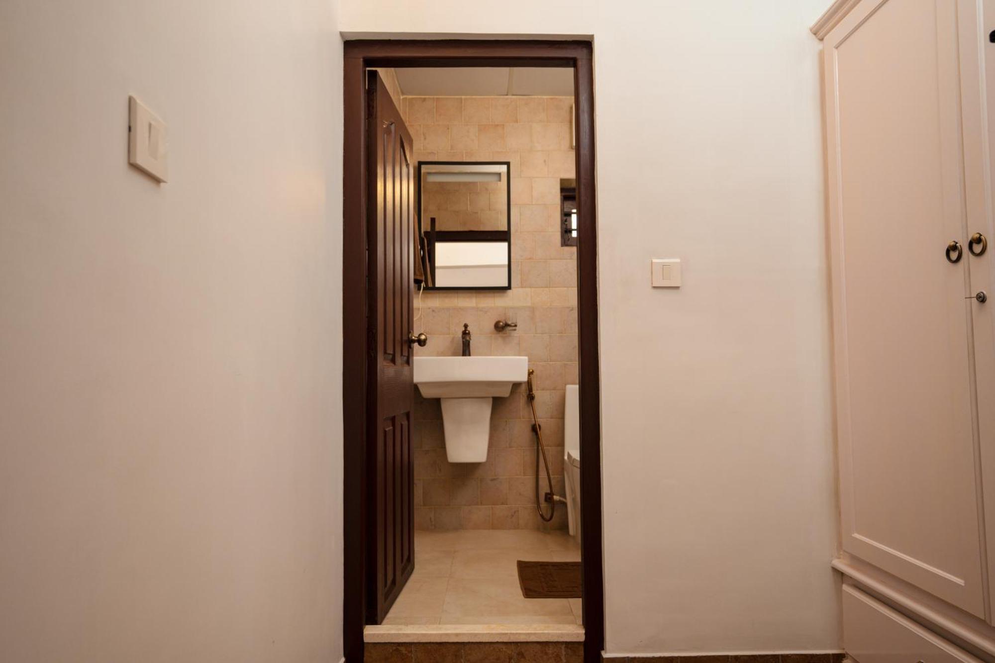 Solo Inn By Hawk Hospitality Kochi Esterno foto