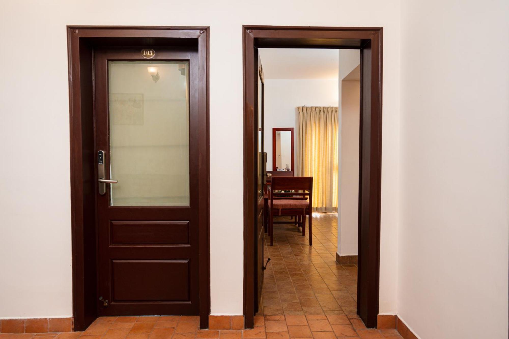 Solo Inn By Hawk Hospitality Kochi Esterno foto