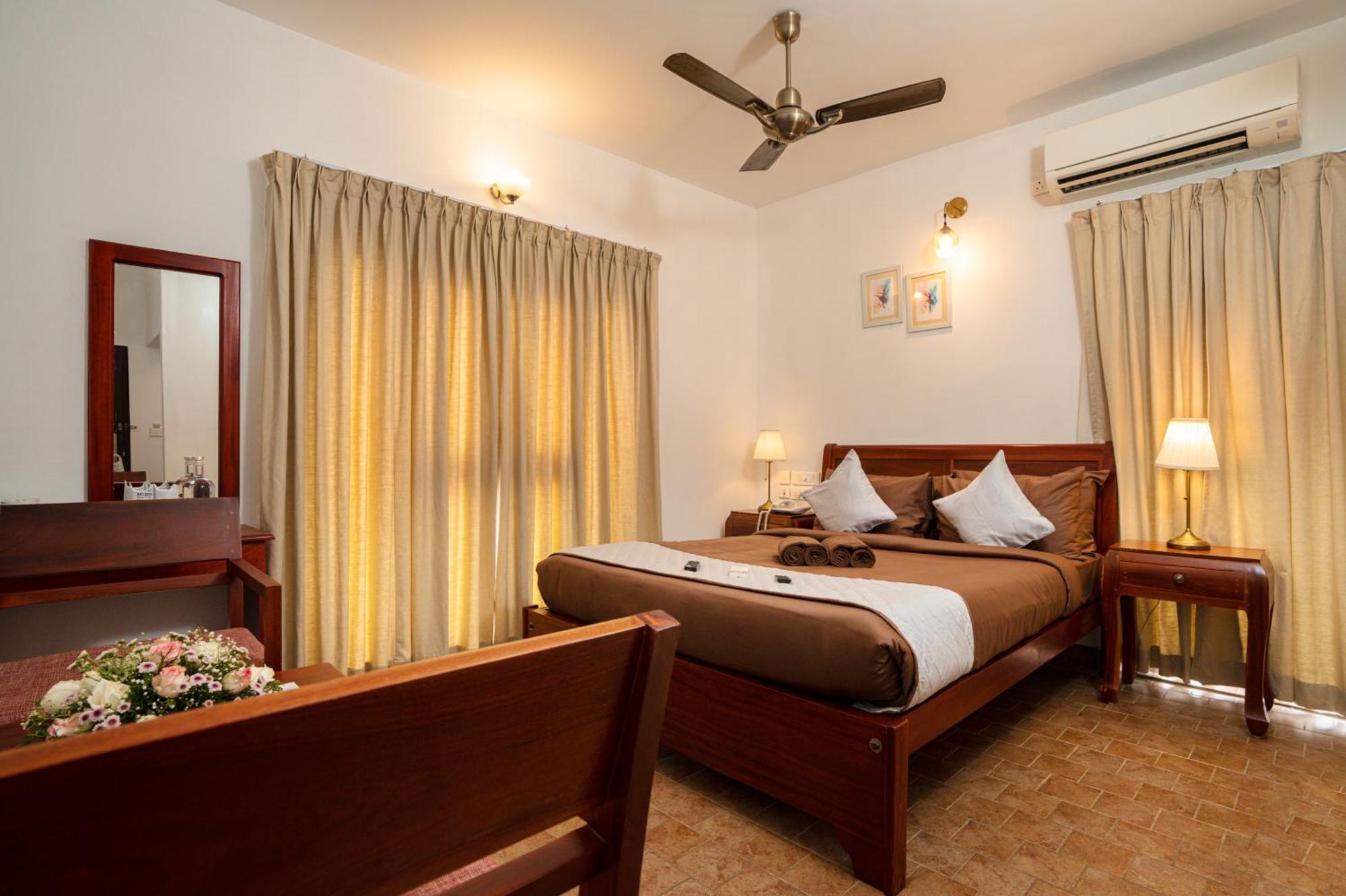 Solo Inn By Hawk Hospitality Kochi Esterno foto